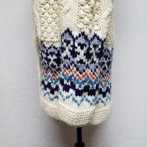 Vintage 1960s Cream Fair Isle Chunky Popcorn Wood Button Hooded Sweater Cardigan - Picture 7 of 12